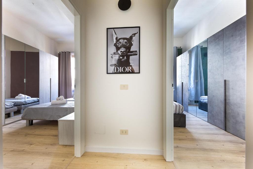 un soggiorno con una parete con la foto di un cane di Pitti Home a Reggio Emilia