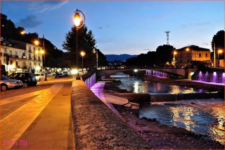 eine Brücke über einen Fluss in der Nacht mit Lichtern in der Unterkunft Casa Santa Lucia in Cosenza