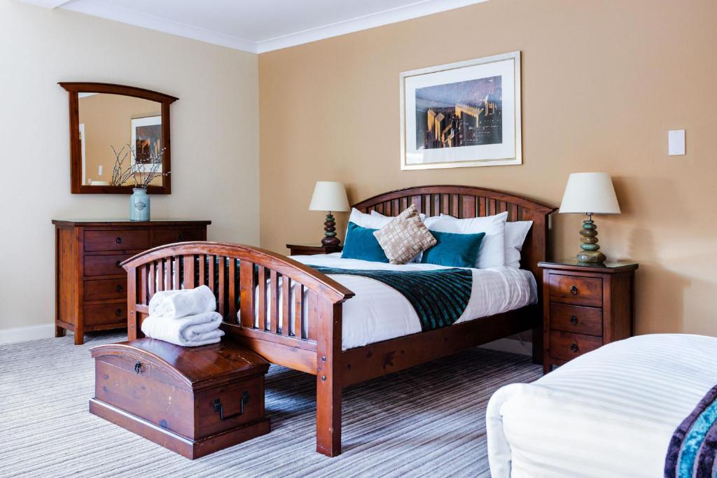 1 dormitorio con 1 cama grande con almohadas azules en New Lanark Self Catering Waterhouses en Lanark
