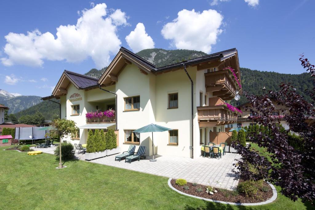 ein Haus mit einer Terrasse und einem Hof in der Unterkunft Appartment Kinigadner in Pertisau