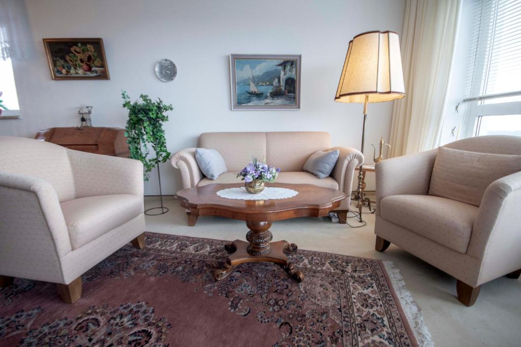 uma sala de estar com duas cadeiras e uma mesa de centro em Frische Brise FeWo 12 01 em Cuxhaven