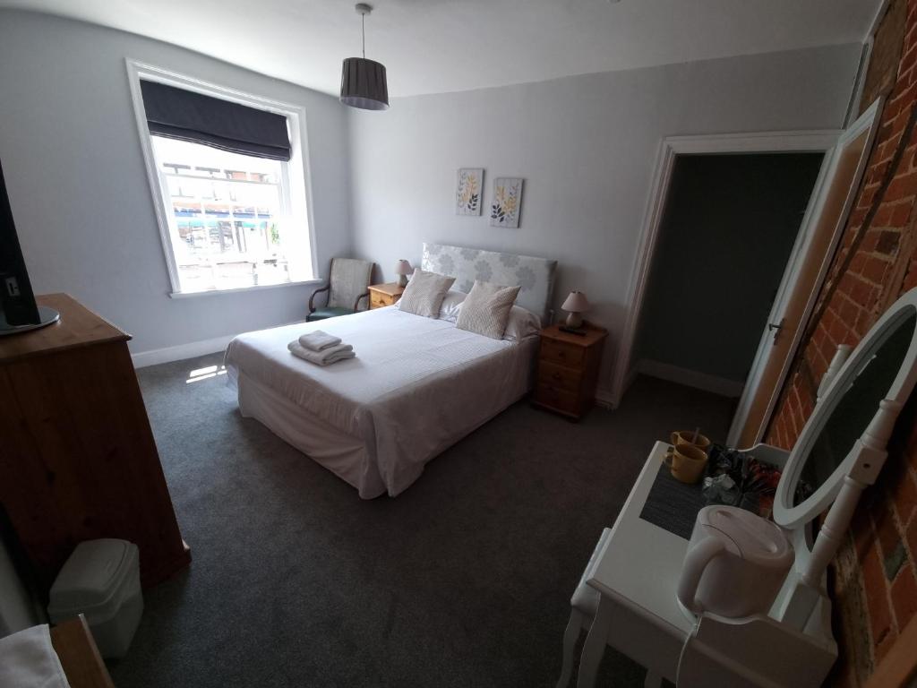 
Double Room with Shared Bathroom
