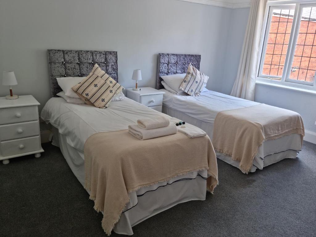 
Twin Room with Shared Bathroom
