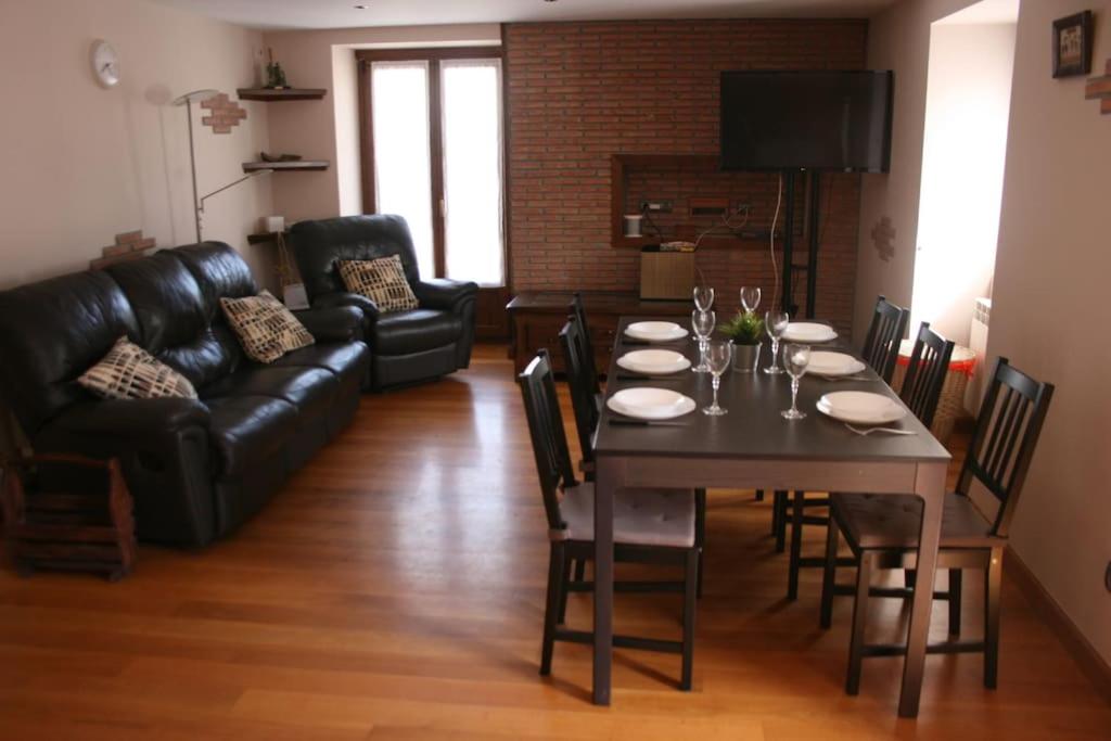 EzkurraGartzinea, amplia y preciosa vivienda rural的客厅配有桌子和沙发