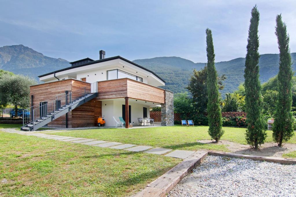 uma casa com um grande quintal com duas árvores em Terrazzo em Colico