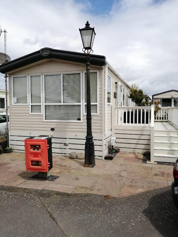 Lovely 6 Berth Caravan With Decking And Wifi In Kent, Ref 47017c