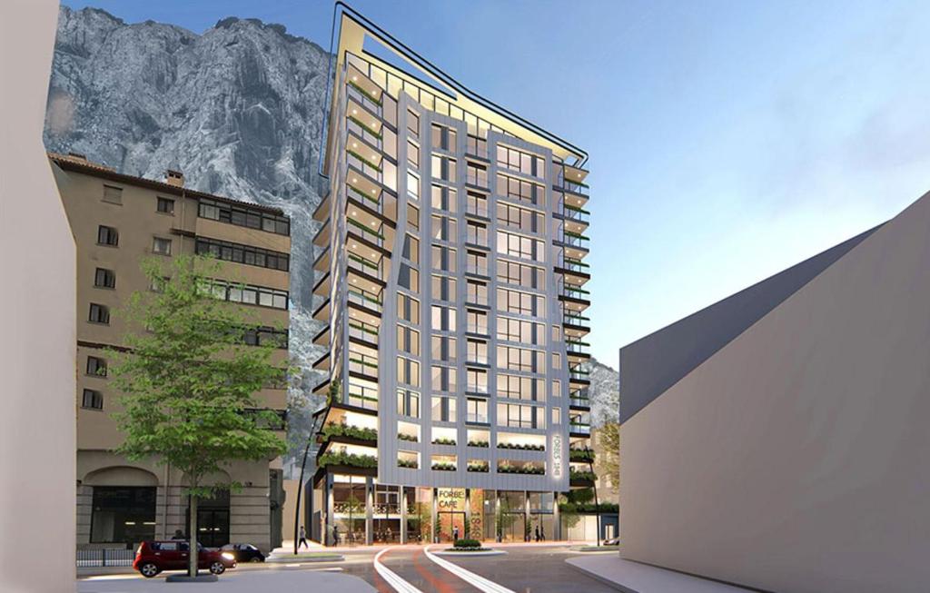 ein Bild eines hohen Gebäudes vor einem Berg in der Unterkunft Stunning 1-Bed Luxury Studio in Gibraltar in Gibraltar