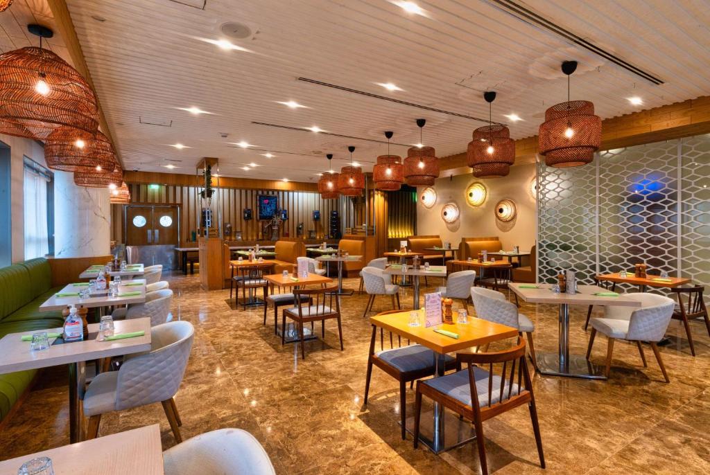 Um restaurante ou outro lugar para comer em The First Collection Dubai Marina