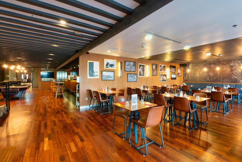 Um restaurante ou outro lugar para comer em The First Collection Dubai Marina