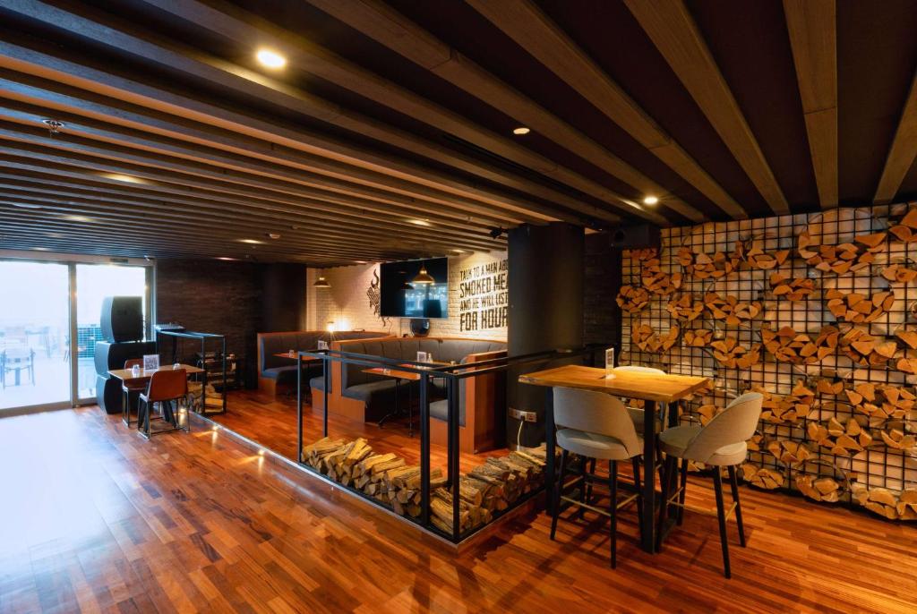 Uma TV ou centro de entretenimento em The First Collection Dubai Marina