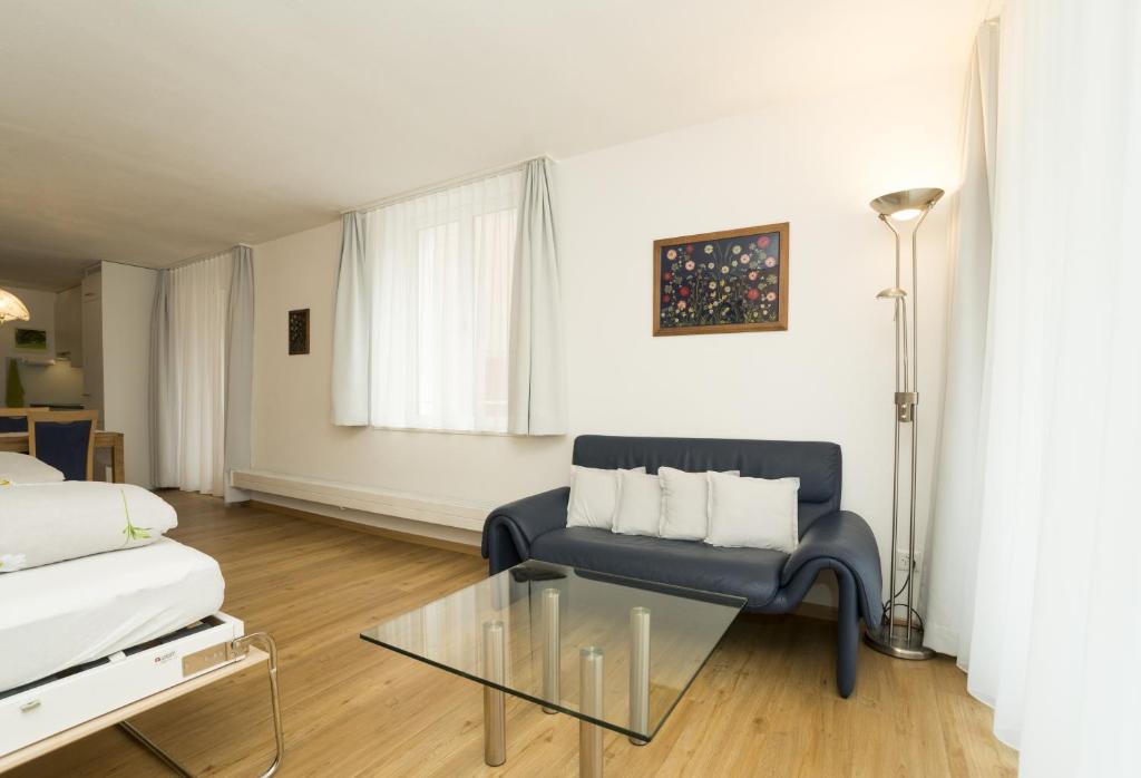 Postel nebo postele na pokoji v ubytování Chesa Quadrella Zimmer mit Küchenzeile inklusive Bergbahnen im Sommer-ausser Studio