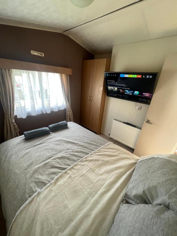 Krevet ili kreveti u jedinici u okviru objekta Lovely 2-Bed Cabin in Birchington