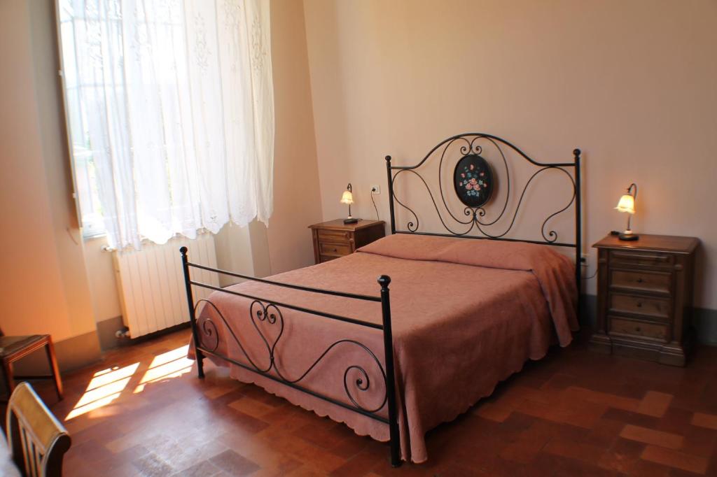 A bed or beds in a room at B&B Villa Pardi Lucca
