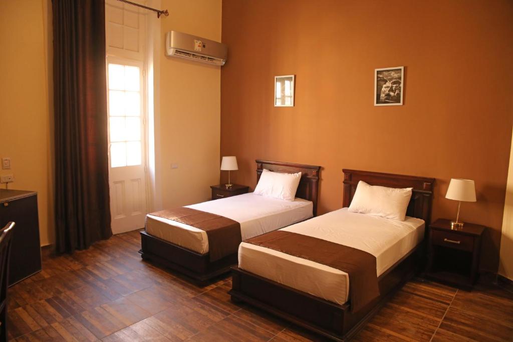 Кровать или кровати в номере Gresham Hotel