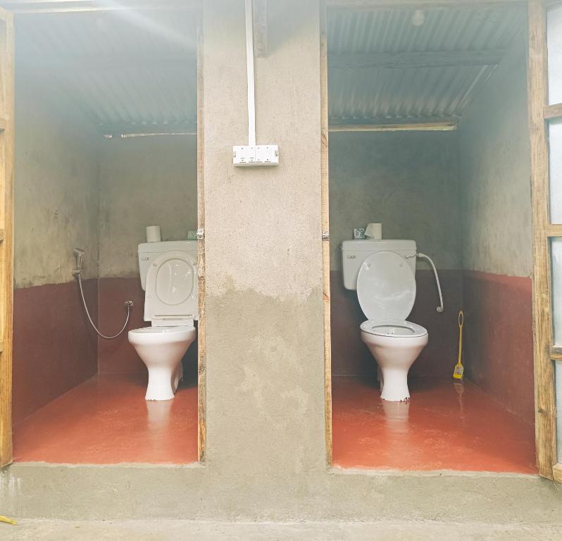 - une salle de bains avec 2 toilettes dans une chambre dans l'établissement MEPA HOMESTAY, à Cherrapunji
