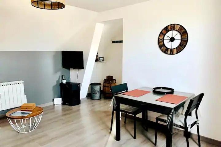TV a/nebo společenská místnost v ubytování Gîte Escale Oceania en Baie de Somme à Ault, 50m de la mer