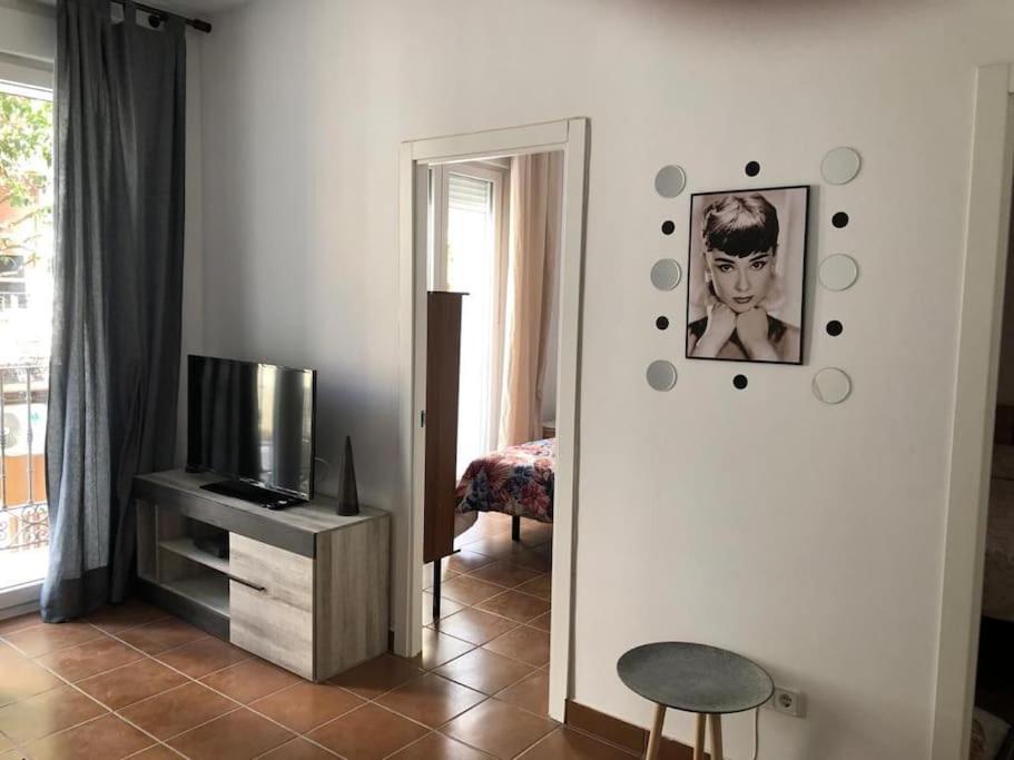 - un salon avec une télévision et un miroir dans l'établissement Bonito apartamento en Calle San Carlos, à Madrid