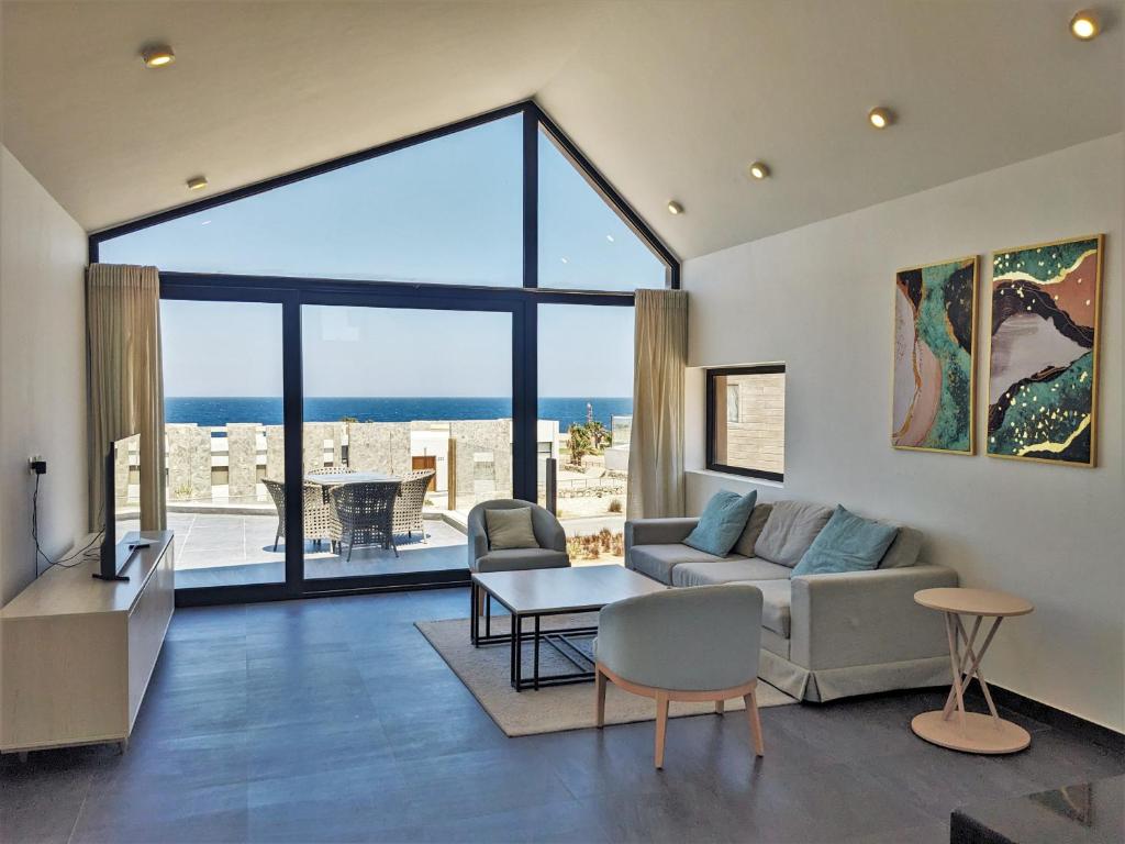 ein Wohnzimmer mit einem Sofa und einem Tisch in der Unterkunft Sea View 2BR Villa with Free Beach & Pool in Soma Bay in Hurghada