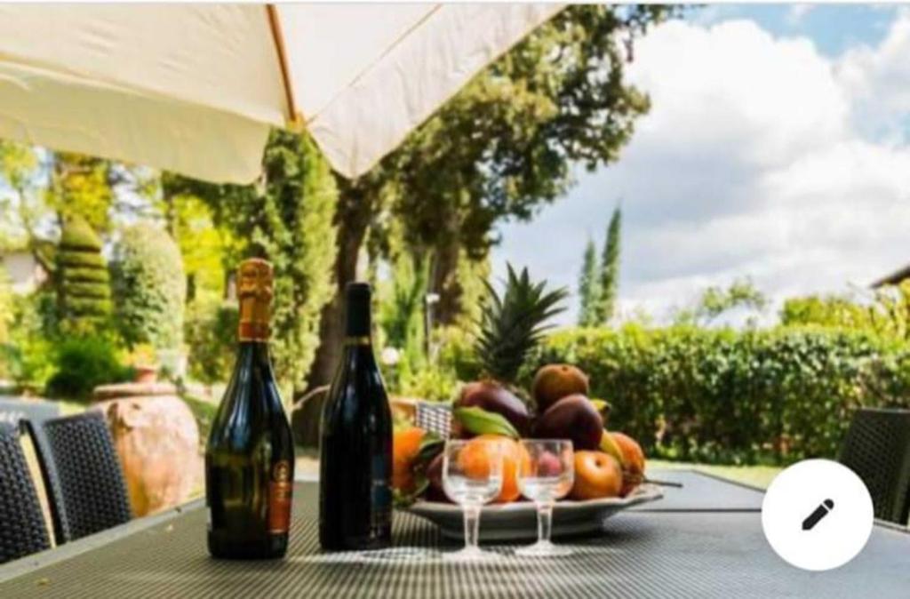 聖塞波爾克羅的住宿－Residenza privata Paradiso，一张桌子,上面放有两瓶和两杯葡萄酒