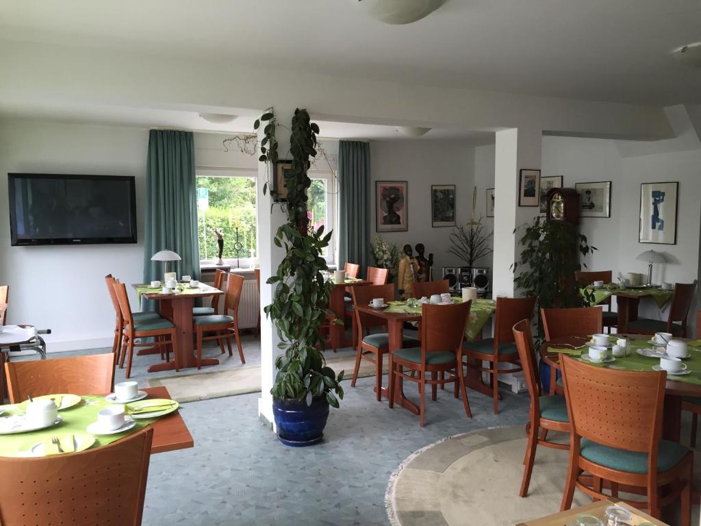 TV a/nebo společenská místnost v ubytování Niebuhrs Hotel