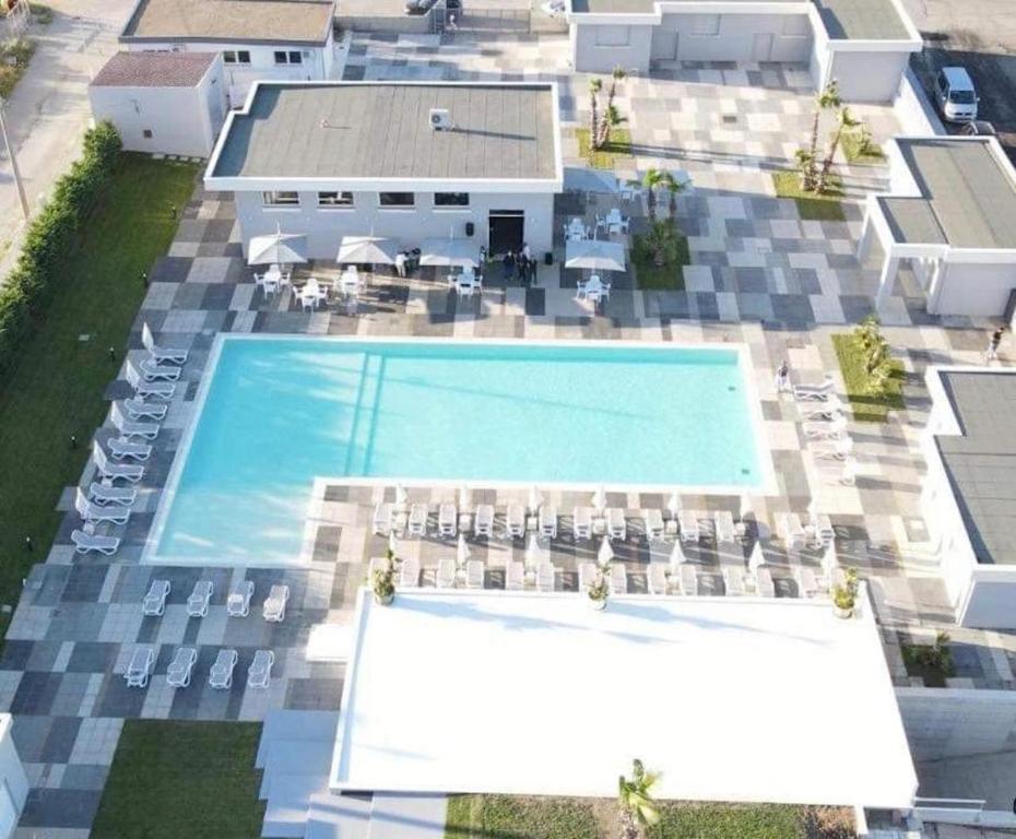 an overhead view of a swimming pool with chairs at PoolSide in Irsina