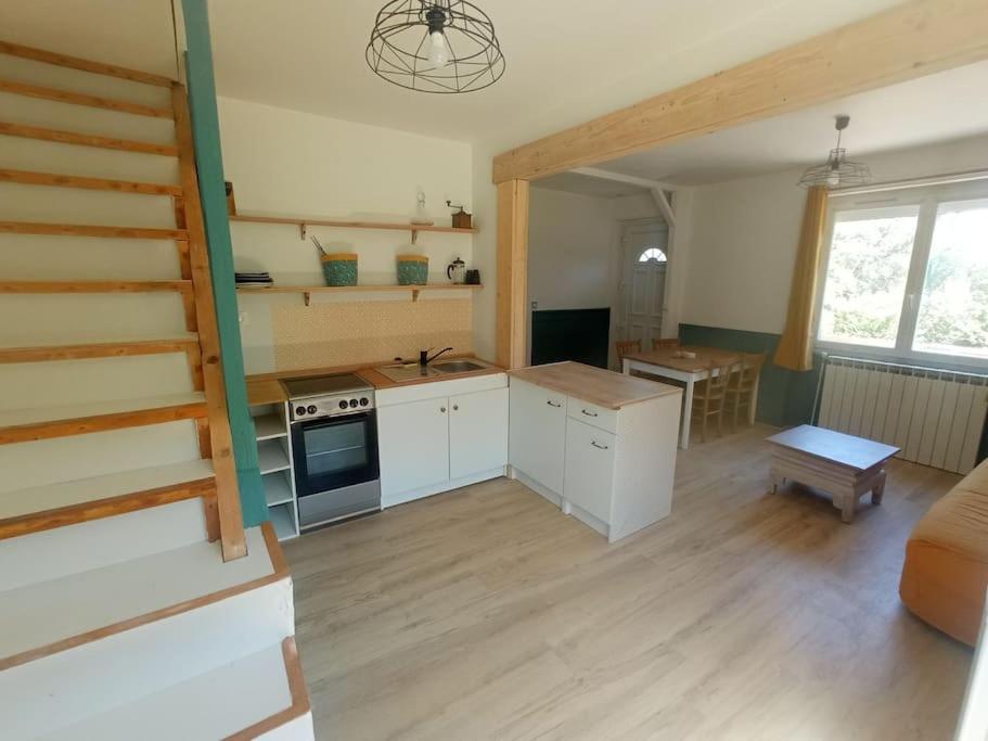 Majoituspaikan Appartement en bordure de forêt keittiö tai keittotila