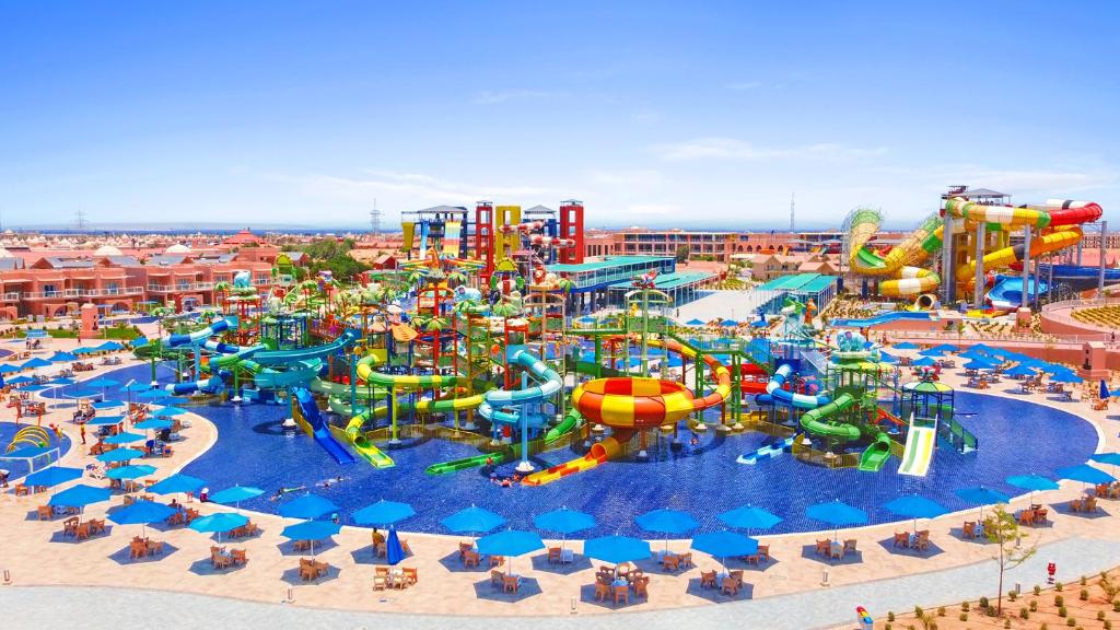 Bild eines Wasserparks mit Wasserrutsche in der Unterkunft Neverland City Hurghada - Pickalbatros in Hurghada