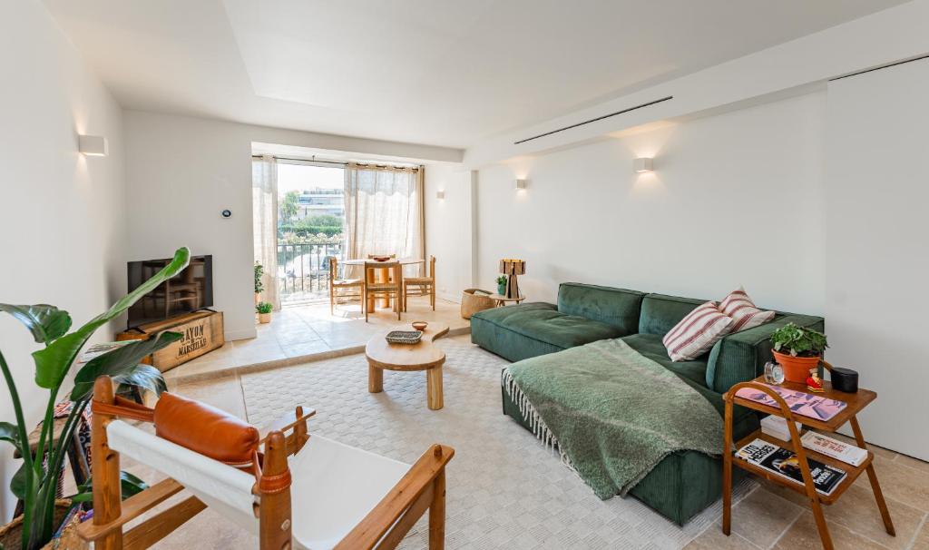 un salon avec un canapé vert et une table dans l'établissement SIENNA, appartement 3 chambres en résidence, à Saint-Tropez