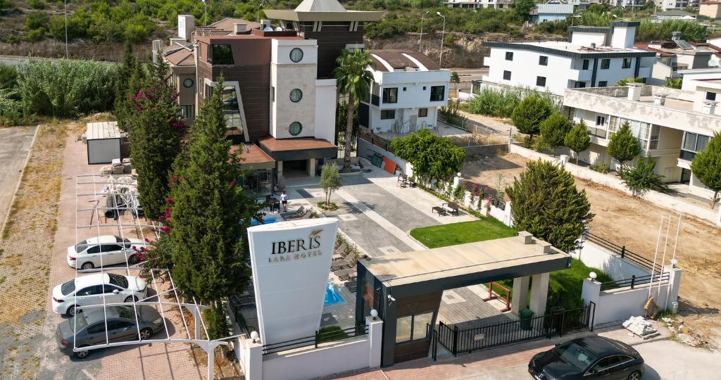 uma vista aérea de um parque de estacionamento com um hotel em Iberis Hotel Lara em Altınkum