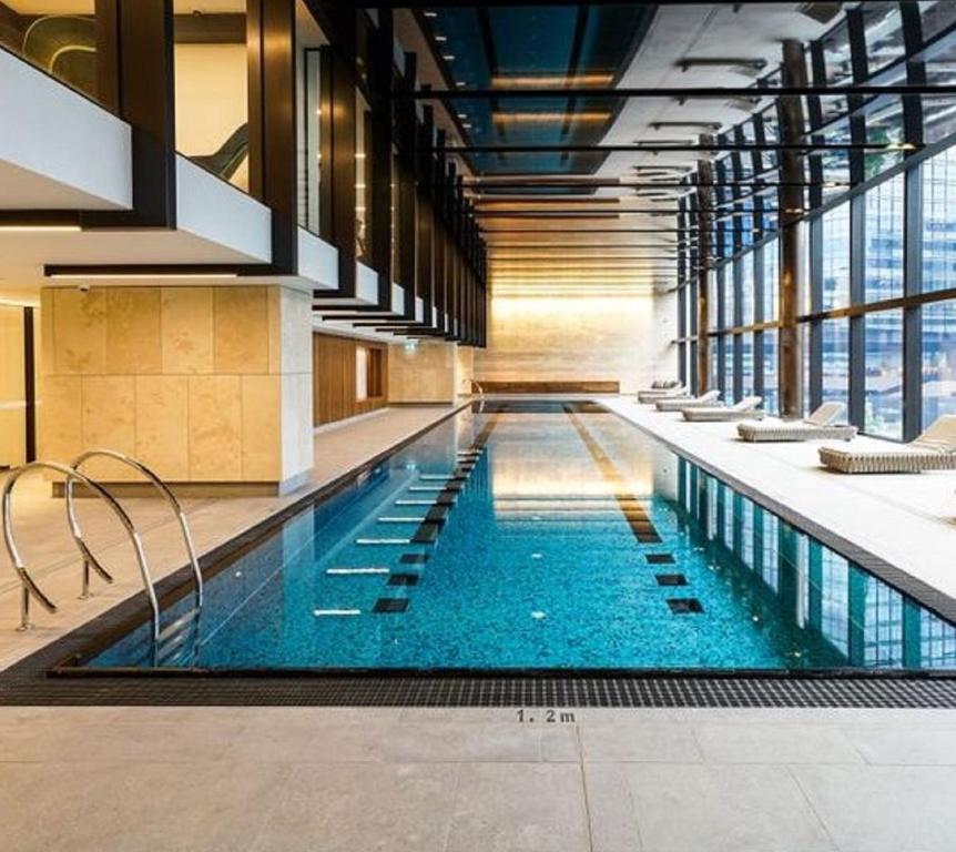 una gran piscina en un edificio en Great location 2B1B free parking, en Melbourne