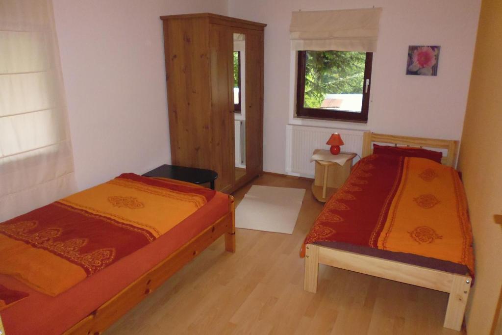 sypialnia z 2 łóżkami i oknem w obiekcie Ferienwohnung Tischneck w mieście Schramberg