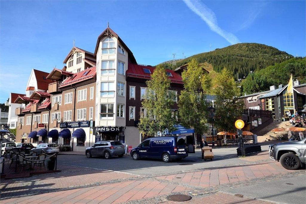 een stad met auto's geparkeerd voor gebouwen bij Åre Travel - Mitt i Åre 2 in Åre