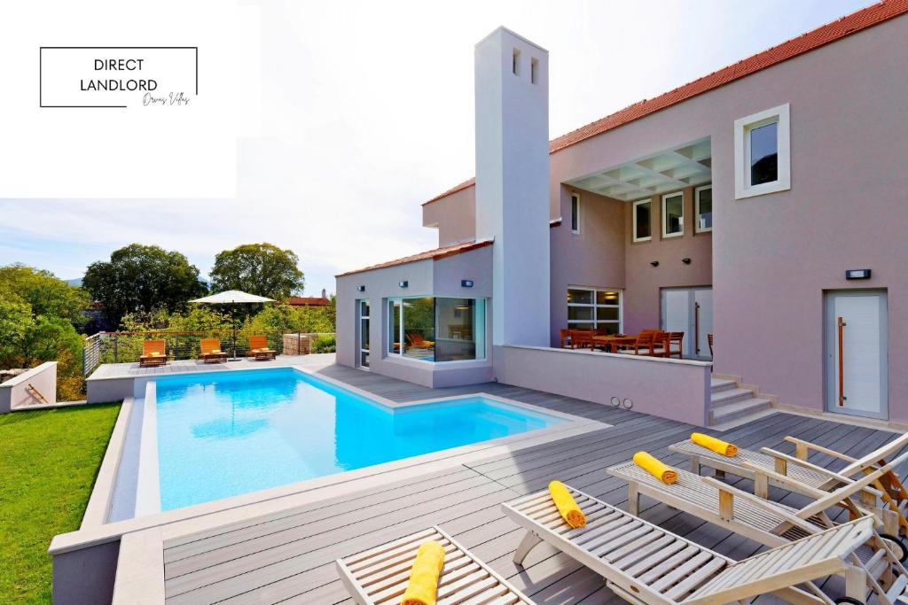 Villa Jure with upscale furnishings and a great garden, quiet location tesisinde veya buraya yakın yüzme havuzu