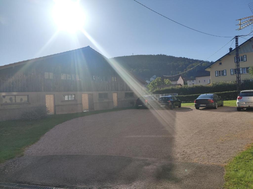 - une vue sur un bâtiment où le soleil brille à travers une fenêtre dans l'établissement le Cozy Nest, à Gérardmer