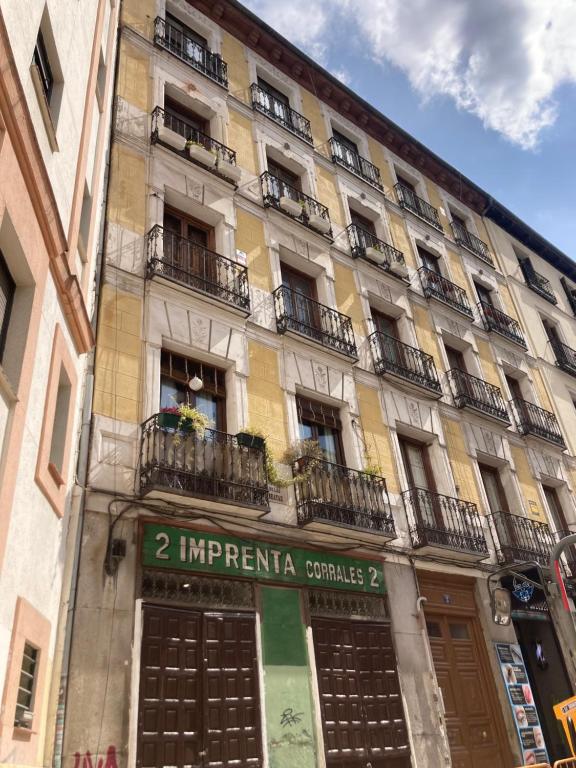 een gebouw met een bord aan de zijkant bij Captivating 2-Bed Apartment in Madrid in Madrid