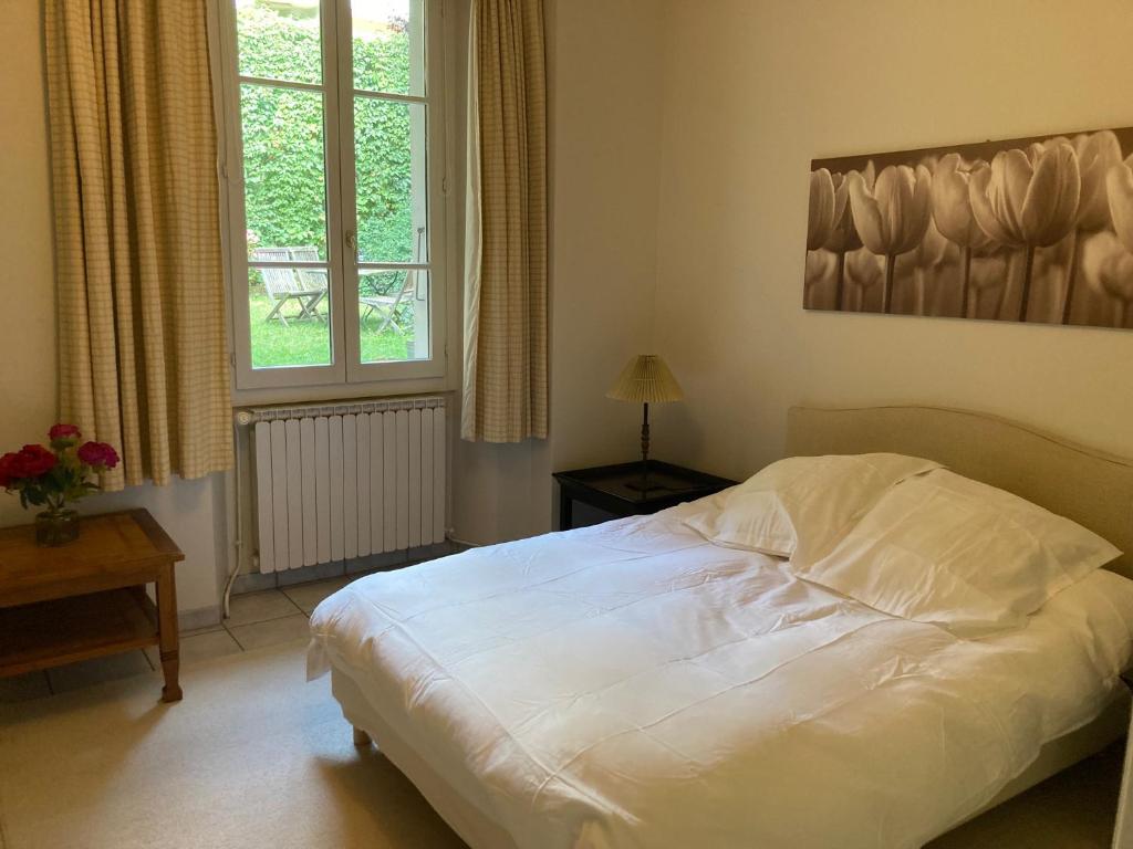 ein Schlafzimmer mit einem weißen Bett und einem Fenster in der Unterkunft Le Mont Joly & Les 4 Têtes in Sallanches