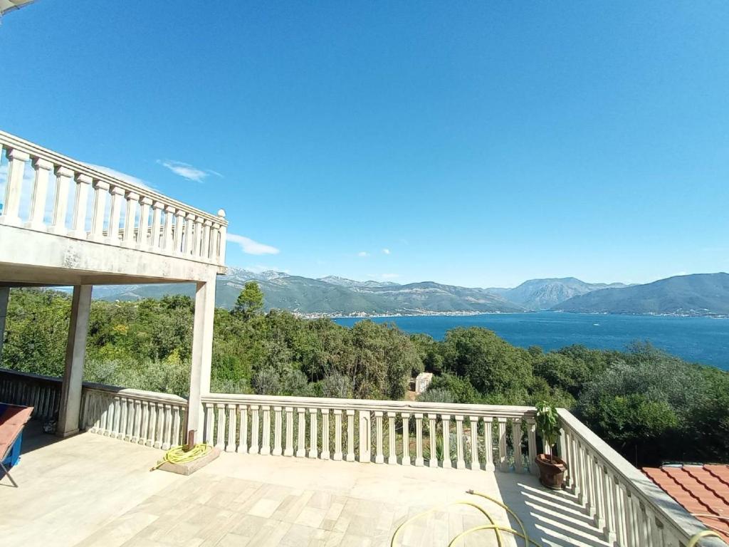 balkon domu z widokiem na wodę w obiekcie Apartments Vidikovac w mieście Tivat