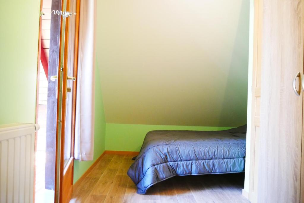 Postel nebo postele na pokoji v ubytování Camping Alsace Les Castors