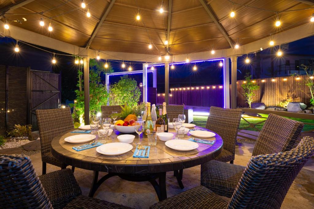 富士吉田市にあるMIYABI Highland Terrace Villa Bのパティオ(テーブル、椅子、照明付)
