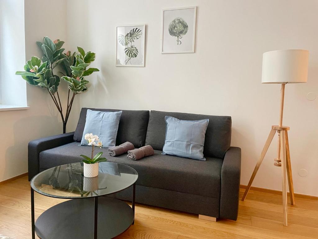 sala de estar con sofá y mesa de cristal en 75 m2 Stylish Apartment with Free Parking, en Viena