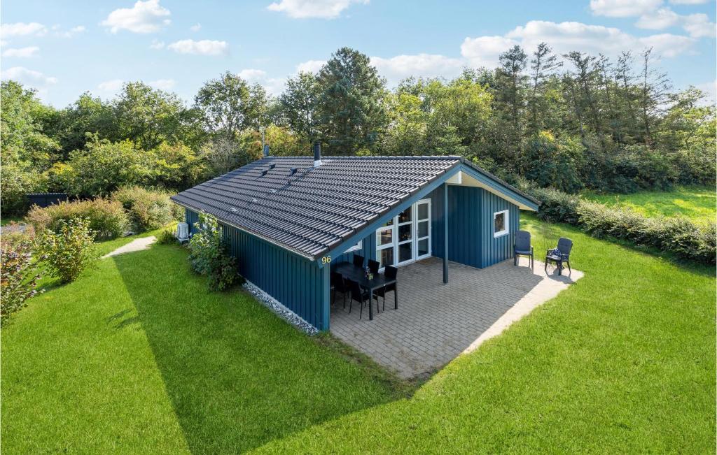 een uitzicht op een blauwe schuur in een tuin bij Amazing Home In Hovborg With Kitchen in Hovborg