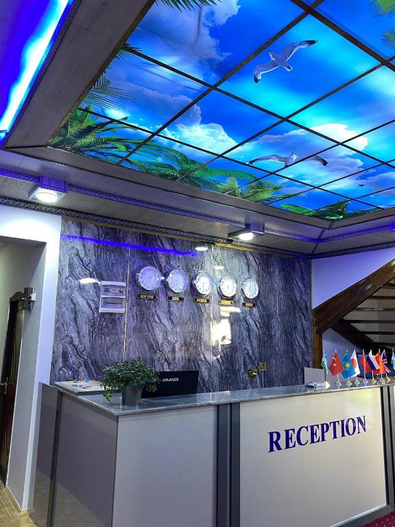 Un mostrador de recepción en una habitación con techo. en Orom Hotel Fergana, en Ferganá