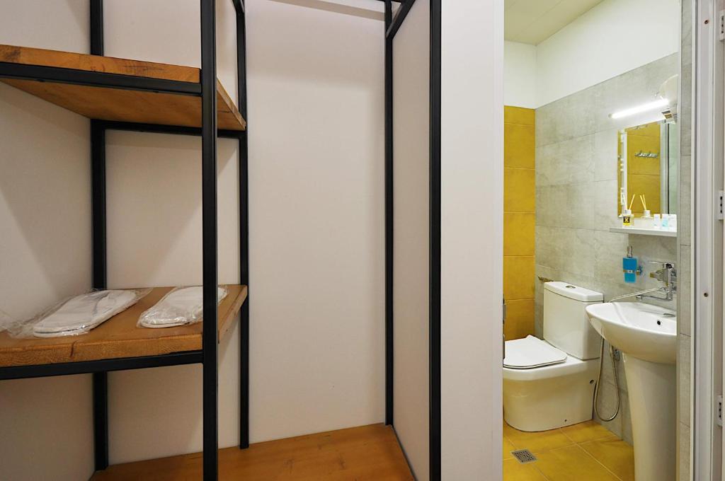 Hotel Art Nikola Rooms في تبليسي: حمام مع سرير بطابقين ومرحاض