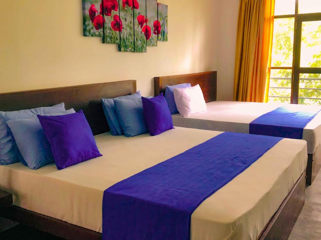 Postel nebo postele na pokoji v ubytování Red Letter Hotel