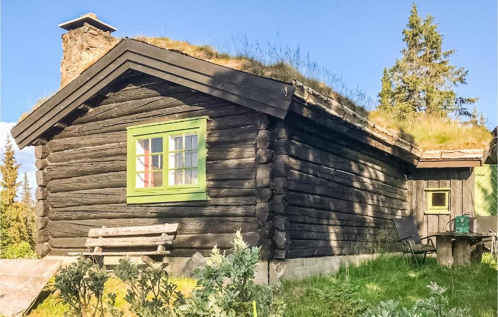 eine alte Blockhütte mit Grasdach in der Unterkunft Cozy Home In Vinstra With Kitchen in Vinstra