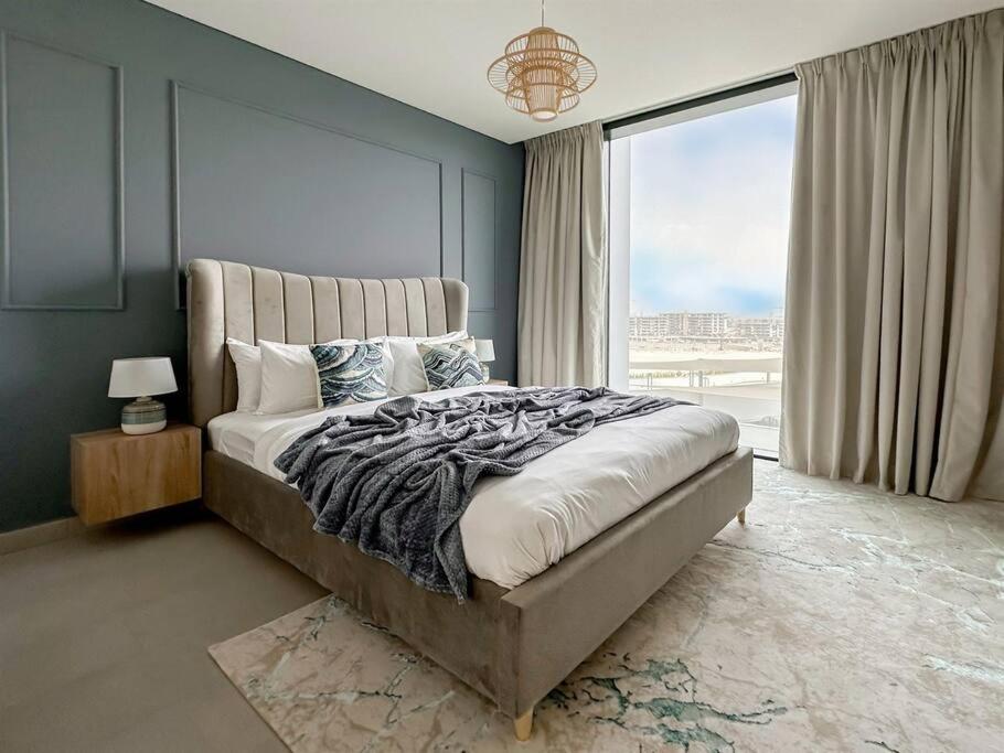 Postel nebo postele na pokoji v ubytování Trophy - Alfresco 2BDR Suite