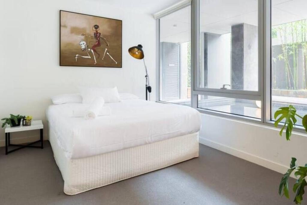 Postel nebo postele na pokoji v ubytování Modern Cosmopolitan Retreat on Toorak Rd