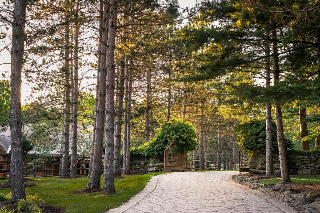 una calle adoquinada en un parque con árboles en The Chatwal Lodge (All-Inclusive) - in The Unbound Collection by Hyatt, en White Lake