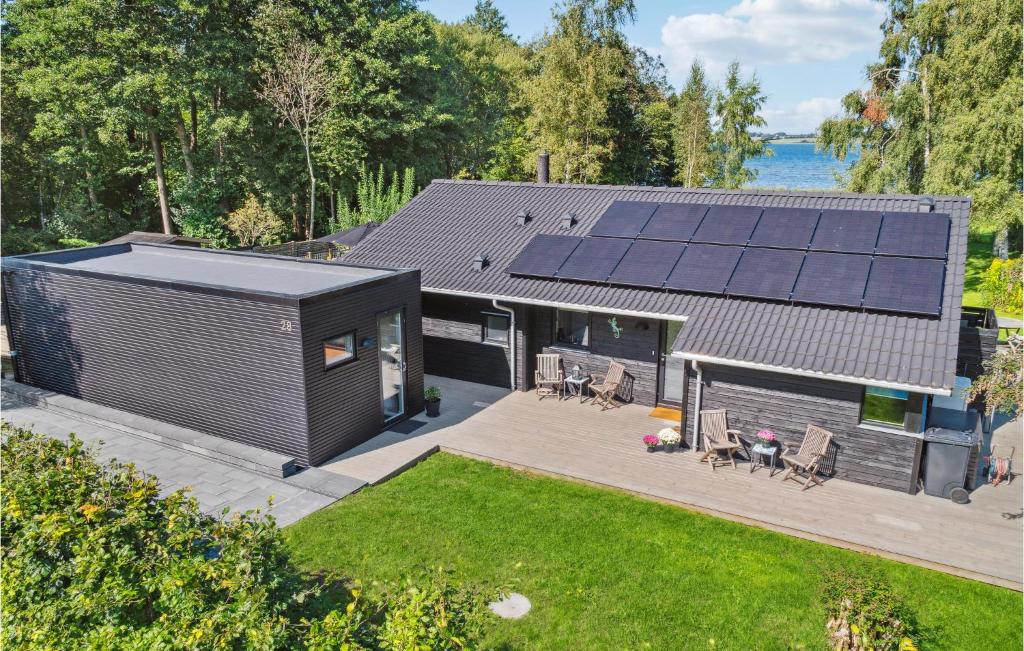 霍爾拜克的住宿－3 Bedroom Amazing Home In Holbk，屋顶上方设有太阳能电池板的房子的景色