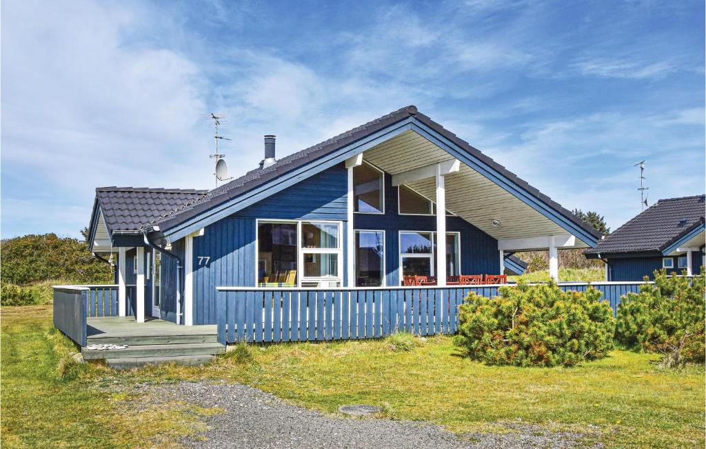 NørbyにあるSndervig Feriebyの青い家 大きな窓付